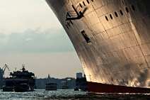 bz0452 Das Kreuzfahrtschiff Queen Mary 2 liegt kurz vor ihrer Abreise nach Norwegen noch vertaeut am Kreuzfahrtterminal in der Hamburger Hafen City. Zahlreiche Boote...