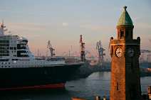 id104513 Hamburg | Kreuzfahrtschiff Queen Mary 2 beim eindocken Blohm+Voss, Trockendock Elbe 17, Landungsbrücken