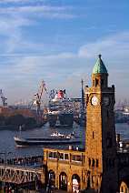id104518 Hamburg | Kreuzfahrtschiff Queen Mary 2 beim eindocken bei Blohm+Voss, Trockendock Elbe 17, Landungsbrücken, Schiffsverkehr auf der Elbe